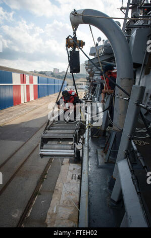 MARSEILLE, Frankreich (8. Oktober 2014) Deck Abteilung Matrosen bereiten eine Unterkunft Leiter an Bord der Arleigh-Burke-Klasse geführte Flugkörper Zerstörer USS Mitscher (DDG-57) nach dem ziehen in Marseille für einen Port-Besuch. Mitscher führt Marineoperationen mit Partnern und Verbündeten in den USA 6. Flotte Einsatzgebiet um Sicherheit und Stabilität in Europa voranzubringen. Stockfoto