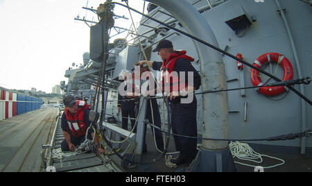 MARSEILLE, Frankreich (8. Oktober 2014) Deck Abteilung Matrosen bereiten eine Unterkunft Leiter an Bord der Arleigh-Burke-Klasse geführte Flugkörper Zerstörer USS Mitscher (DDG-57) nach dem ziehen in Marseille für einen Port-Besuch. Mitscher führt Marineoperationen mit Partnern und Verbündeten in den USA 6. Flotte Einsatzgebiet um Sicherheit und Stabilität in Europa voranzubringen. Stockfoto