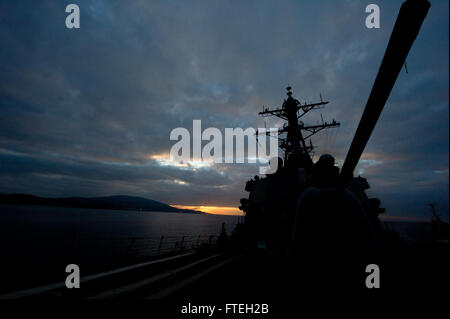 PONTA DELGADA, Azoren (8. Oktober 2014) betritt die geführte Flugkörper-Zerstörer USS Arleigh Burke (DDG-51) einen Port, um bei einem kurzen Besuch in Ponta Delgada, Azoren zu tanken. Arleigh Burke, in Norfolk, Virginia, Gridley führt Marinebetriebe in den USA 6. Flotte Bereich der Maßnahmen zur Erhöhung der Sicherheit der Vereinigten Staaten in Europa interessiert. Stockfoto