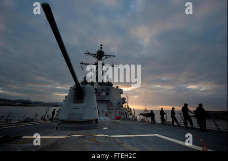 PONTA DELGADA, Azoren (8. Oktober 2014) betritt die geführte Flugkörper-Zerstörer USS Arleigh Burke (DDG-51) einen Port, um bei einem kurzen Besuch in Ponta Delgada, Azoren zu tanken. Arleigh Burke, in Norfolk, Virginia, Gridley führt Marinebetriebe in den USA 6. Flotte Bereich der Maßnahmen zur Erhöhung der Sicherheit der Vereinigten Staaten in Europa interessiert. Stockfoto