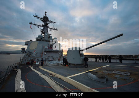 PONTA DELGADA, Azoren (8. Oktober 2014) betritt die geführte Flugkörper-Zerstörer USS Arleigh Burke (DDG-51) einen Anschluss zum Tanken während eines Besuchs in Ponta Delgada, Azoren. Arleigh Burke, in Norfolk, Virginia, Gridley führt Marinebetriebe in den USA 6. Flotte Bereich der Maßnahmen zur Erhöhung der Sicherheit der Vereinigten Staaten in Europa interessiert. Stockfoto