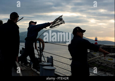 PONTA DELGADA, Azoren (8. Oktober 2014) Boatswainâs Mate Seemann Keith Konze wirft eine Wurfleine an Bord der geführte Flugkörper-Zerstörer USS Arleigh Burke (DDG-51), wie das Schiff einen Hafen, während eines Besuchs in Ponta Delgada, Azoren tanken gelangt. Arleigh Burke, in Norfolk, Virginia, Gridley führt Marinebetriebe in den USA 6. Flotte Bereich der Maßnahmen zur Erhöhung der Sicherheit der Vereinigten Staaten in Europa interessiert. Stockfoto