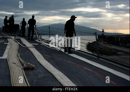 PONTA DELGADA, Azoren (8. Oktober 2014) Segler zu hieven Festmacher an Bord der geführte Flugkörper-Zerstörer USS Arleigh Burke (DDG-51), da das Schiff einen Hafen, während eines Besuchs in Ponta Delgada, Azoren tanken gelangt. Arleigh Burke, in Norfolk, Virginia, Gridley führt Marinebetriebe in den USA 6. Flotte Bereich der Maßnahmen zur Erhöhung der Sicherheit der Vereinigten Staaten in Europa interessiert. Stockfoto