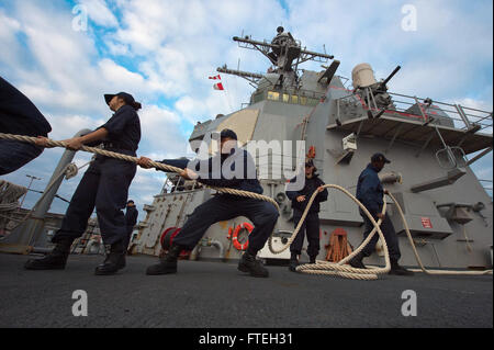 PONTA DELGADA, Azoren (8. Oktober 2014) Segler zu hieven Festmacher an Bord der geführte Flugkörper-Zerstörer USS Arleigh Burke (DDG-51), da das Schiff einen Hafen, während eines Besuchs in Ponta Delgada, Azoren tanken gelangt. Arleigh Burke, in Norfolk, Virginia, Gridley führt Marinebetriebe in den USA 6. Flotte Bereich der Maßnahmen zur Erhöhung der Sicherheit der Vereinigten Staaten in Europa interessiert. Stockfoto