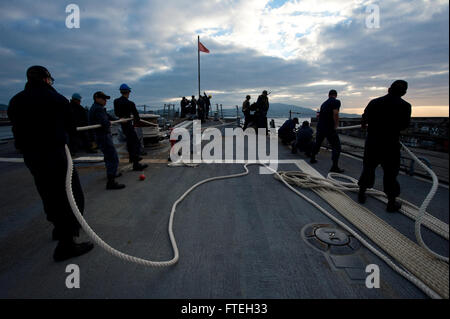 PONTA DELGADA, Azoren (8. Oktober 2014) Segler zu hieven Festmacher an Bord der geführte Flugkörper-Zerstörer USS Arleigh Burke (DDG-51), da das Schiff einen Hafen, während eines Besuchs in Ponta Delgada, Azoren tanken gelangt. Arleigh Burke, in Norfolk, Virginia, Gridley führt Marinebetriebe in den USA 6. Flotte Bereich der Maßnahmen zur Erhöhung der Sicherheit der Vereinigten Staaten in Europa interessiert. Stockfoto