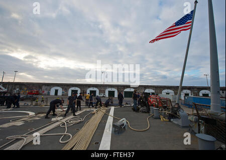 PONTA DELGADA, Azoren (8. Oktober 2014) Segler zu hieven Festmacher an Bord der geführte Flugkörper-Zerstörer USS Arleigh Burke (DDG-51), da das Schiff einen Hafen, während eines Besuchs in Ponta Delgada, Azoren tanken gelangt. Arleigh Burke, in Norfolk, Virginia, Gridley führt Marinebetriebe in den USA 6. Flotte Bereich der Maßnahmen zur Erhöhung der Sicherheit der Vereinigten Staaten in Europa interessiert. Stockfoto