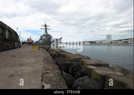 PONTA DELGADA, Azoren (8. Oktober 2014) geführte Flugkörper Zerstörer USS Arleigh Burke (DDG-51) ist festgemacht Pier Seite, wie es bei einem Besuch in Ponta Delgada, Azoren tankt. Arleigh Burke, in Norfolk, Virginia, Gridley führt Marinebetriebe in den USA 6. Flotte Bereich der Maßnahmen zur Erhöhung der Sicherheit der Vereinigten Staaten in Europa interessiert. Stockfoto