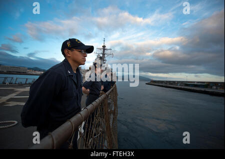 PONTA DELGADA, Azoren (8. Oktober 2014) Feuer Controlman 3. Klasse Fernando Mendoza mans die Schienen an Bord der geführte Flugkörper-Zerstörer USS Arleigh Burke (DDG-51), wie das Schiff Ponta Delgada, Azoren fährt nach Betankung während eines kurzen Besuchs. Arleigh Burke, in Norfolk, Virginia, Gridley führt Marinebetriebe in den USA 6. Flotte Bereich der Maßnahmen zur Erhöhung der Sicherheit der Vereinigten Staaten in Europa interessiert. Stockfoto