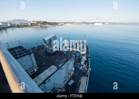 Korfu, Griechenland (10. Oktober 2014) – Segler Mann die Schienen beim Ziehen im Hafen an Bord der Whidbey-Island-Klasse amphibischen Dock-Landungsschiff USS Gunston Hall (LSD-44). Dieser Hafen Besuch dient dazu, weiterhin an maritimen Partnerschaften zu stärken, um Stabilität in der Region zu verbessern. Gunston Hall führt Marinebetriebe in den USA 6. Flotte Bereich der Maßnahmen zur Erhöhung der Sicherheit der Vereinigten Staaten in Europa interessiert. Stockfoto