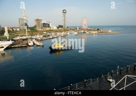 BATUMI, Georgien (14. Oktober 2014) – Segler Mann die Schienen an Bord den USA 6. Flottenkommando und Kontrolle Schiff USS Mount Whitney (LCC-20), wie das Schiff in den Hafen von Batumi, Georgien zieht. Mount Whitney führt Marinebetriebe in den USA 6. Flotte Bereich der Maßnahmen zur Erhöhung der Sicherheit der Vereinigten Staaten interessiert in Europa Stockfoto