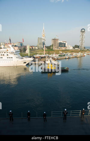 BATUMI, Georgien (14. Oktober 2014) – Segler Mann die Schienen an Bord den USA 6. Flottenkommando und Kontrolle Schiff USS Mount Whitney (LCC-20), wie das Schiff in den Hafen von Batumi, Georgien zieht. Mount Whitney führt Marinebetriebe in den USA 6. Flotte Bereich der Maßnahmen zur Erhöhung der Sicherheit der Vereinigten Staaten in Europa interessiert. Stockfoto