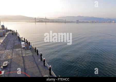 BATUMI, Georgien (14. Oktober 2014) Segler an Bord den USA stationierten 6. Flottenkommando und Kontrolle Schiff USS Mount Whitney (LCC20) Mann die Schienen, wie das Schiff in den Hafen von Batumi, Georgien kommt. Mount Whitney führt Marinebetriebe in den USA 6. Flotte Bereich der Maßnahmen zur Erhöhung der Sicherheit der Vereinigten Staaten in Europa interessiert. Stockfoto