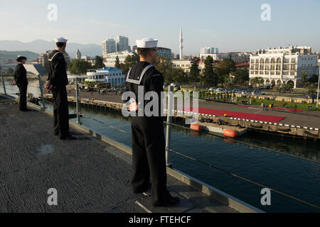 BATUMI, Georgien (14. Oktober 2014) – Information Systeme Techniker Seemann Jules Ala (rechts) mans die Schienen an Bord U US 6. Flottenkommando und Kontrolle Schiff USS Mount Whitney (LCC-20), wie das Schiff in den Hafen von Batumi, Georgien zieht. Mount Whitney führt Marinebetriebe in den USA 6. Flotte Bereich der Maßnahmen zur Erhöhung der Sicherheit der Vereinigten Staaten in Europa interessiert. Stockfoto