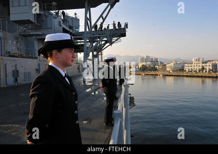 BATUMI, Georgien (14. Oktober 2014) Segler an Bord den USA stationierten 6. Flottenkommando und Kontrolle Schiff USS Mount Whitney (LCC20) Mann die Schienen wie das Schiff in den Hafen von Batumi, Georgien zieht. Mount Whitney führt Marinebetriebe in den USA 6. Flotte Bereich der Maßnahmen zur Erhöhung der Sicherheit der Vereinigten Staaten in Europa interessiert. Stockfoto