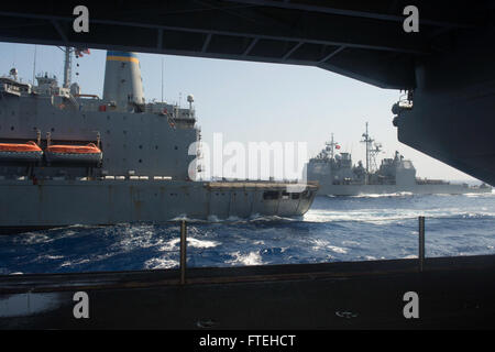 Mittelmeer (14. August 2013) – geführte Flugkörper Kreuzer USS Gettysburg (CG-64) Manöver neben Flotte Nachschub Öler USNS Leroy Grumman (T-AO 195) während einer Betankung auf hoher See mit Flugzeugträger USS Harry S. Truman (CVN-75). Truman, Harry S. Truman Carrier Strike Group Flaggschiff bereitgestellt wird, Unterstützung von maritimer Sicherheitsoperationen und Sicherheitsbemühungen Zusammenarbeit Theater in den USA 6. Flotte Aufgabengebiet. Stockfoto