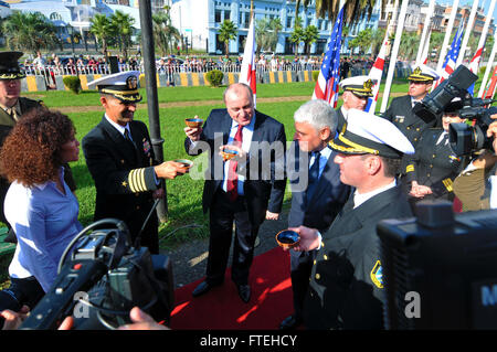 BATUMI, Georgien (14. Oktober 2014) - Captain Mark Colombo, Kommandierender Offizier der US 6. Flotte Kommando- und Schiff USS Mount Whitney (LCC-20), beteiligt sich mit Genugtuung und Freundschaft Toast mit umgebaut Khadadze (links), Vorsitzender der autonome Republik von Adjara, Giorgi Ermakov (Mitte), Bürgermeister von Batumi, Georgien, und militärische Beamte während einer geplanten Hafen besuchen nach Batumi, Georgien. Mount Whitney führt Marinebetriebe in den USA 6. Flotte Bereich der Maßnahmen zur Erhöhung der Sicherheit der Vereinigten Staaten in Europa interessiert. Stockfoto