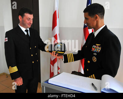 BATUMI, Georgien (14. Oktober 2014) - Captain Mark Colombo, Kommandierender Offizier der US 6. Flotte Kommando- und Schiff USS Mount Whitney (LCC-20), präsentiert eine Kugel-Kommandokapsel Mount Whitney, Lasha Kharabadze, Kommandierender Offizier der georgische Küstenwache im Georgia Coast Guard Head Quarters, in Batumi. Mount Whitney führt Marinebetriebe in den USA 6. Flotte Bereich der Maßnahmen zur Erhöhung der Sicherheit der Vereinigten Staaten in Europa interessiert. Stockfoto