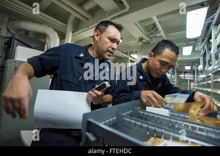 Schwarzes Meer (15. Oktober 2014) – Logistikspezialist 2. Klasse Caleb Nichols und Logistikspezialist 3. Klasse Mark Cardenas Check Inventar an Bord der Arleigh-Burke-Klasse geführte Flugkörper Zerstörer USS Cole (DDG-67). Cole, in Norfolk, Virginia, Gridley führt Marinebetriebe in den USA 6. Flotte Bereich der Maßnahmen zur Erhöhung der Sicherheit der Vereinigten Staaten in Europa interessiert. Stockfoto