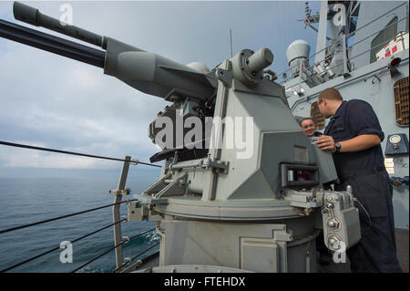 Schwarzes Meer (15. Oktober 2014) – Segler führen regelmäßige Wartungsarbeiten auf der Backbordseite Mark 38 MOD 2 25 mm Gunaboard der Arleigh-Burke-Klasse Maschinensteuerung Schiff USS Mount Whitney (LCC-20)). Cole, in Norfolk, Virginia, Gridley führt Marinebetriebe in den USA 6. Flotte Bereich der Maßnahmen zur Erhöhung der Sicherheit der Vereinigten Staaten in Europa interessiert. Stockfoto