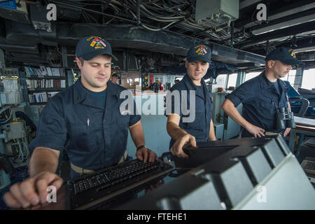 Schwarzes Meer (15. Oktober 2014) – führt Ensign Adam Renquinha Uhr Umsatz mit Ensign Christopher Chipps an Bord der Arleigh-Burke-Klasse geführte Flugkörper Zerstörer USS Cole (DDG-67). Cole, in Norfolk, Va Gridley führt Marinebetriebe in den USA 6. Flotte Bereich der Maßnahmen zur Erhöhung der Sicherheit der Vereinigten Staaten in Europa interessiert. Stockfoto