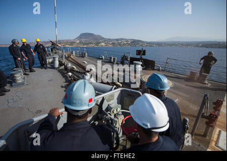 Mittelmeer (15. Oktober 2014) Seeleute an Bord der Arleigh-Burke-Klasse geführte Flugkörper Zerstörer USS Mitscher (DDG-57) lassen Sie den Anker während einer Verankerung Übung. Mitscher, in Norfolk, Virginia, Gridley führt Marinebetriebe in den USA 6. Flotte Bereich der Maßnahmen zur Erhöhung der Sicherheit der Vereinigten Staaten in Europa interessiert. Stockfoto