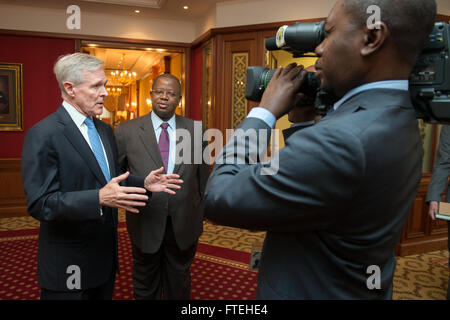 LIBREVILLE, Gabun (14. August 2013) Secretary Of The Navy (SECNAV) Ray Mabus spricht mit Gabun Medien nach einem Treffen mit gabunische Präsident Ali Bongo Ondimba in der Hauptstadt des Landes. Gabun ist einer von mehreren Ländern in der ganzen Region wo Mabus Matrosen und Marinesoldaten stößt und zivile und militärische Beamte, Sicherheit und Stabilität zu diskutieren und bestehende Partnerschaften mit afrikanischen Nationen zu verstärken. Stockfoto