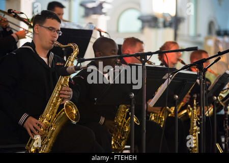 BATUMI, Georgien (15. Oktober 2014) – Holzbläser Mitglieder der US Naval Forces Europe (NAVEUR) Band führen Sie bei einem kostenlosen öffentlichen Konzert in Batumi, Georgien. Die NAVEUR Band ist momentan in USA angeschlossen 6. Flotte Kommando- und Schiff USS Mount Whitney (LCC-20) führt Marinebetriebe in den USA 6. Flotte Bereich der Maßnahmen zur Erhöhung der Sicherheit der Vereinigten Staaten in Europa interessiert. Stockfoto