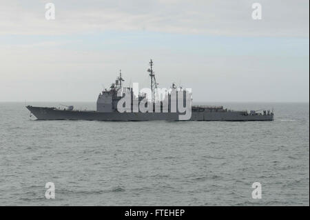 Mittelmeer (15. Oktober 2014)--der Ticonderoga-Klasse geführte Flugkörper Kreuzer USS Leyte Gulf (CG-55) läuft in den USA 6. Flotte Einsatzgebiet von den amphibischen Transportschiff der Dock USS Mesa Verde (LPD 19) gesehen. Mesa Verde, Teil der Bataan amphibische bereit Gruppe mit eingeschifften 22. Marine Expeditionary Unit führt Marinebetriebe in den USA 6. Flotte Bereich der Maßnahmen zur Erhöhung der Sicherheit der Vereinigten Staaten in Europa interessiert. Stockfoto