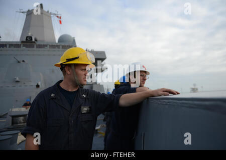 Mittelmeer (15. Oktober 2014)--der Bootsmann Mate 2. Klasse Carson Wiecking von Rancho Cucamonga, Kalifornien, blicken über den Rand des amphibious Transport Dock Schiff USS Mesa Verde (LPD 19) im Laufe der Evolution einen Liegeplatz. Mesa Verde, Teil der Bataan amphibische bereit Gruppe mit eingeschifften 22. Marine Expeditionary Unit führt Marinebetriebe in den USA 6. Flotte Bereich der Maßnahmen zur Erhöhung der Sicherheit der Vereinigten Staaten in Europa interessiert. Stockfoto