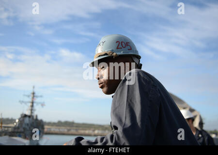 Mittelmeer (15. Oktober 2014)--der Bootsmann Mate Seemann Darren Marks, sieht aus Tuscaloosa, Alabama, aus Rancho Cucamonga, Kalifornien, über die Seite der amphibischen Transportschiff der Dock USS Mesa Verde (LPD 19) im Laufe der Evolution einen Liegeplatz. Mesa Verde, Teil der Bataan amphibische bereit Gruppe mit eingeschifften 22. Marine Expeditionary Unit führt Marinebetriebe in den USA 6. Flotte Bereich der Maßnahmen zur Erhöhung der Sicherheit der Vereinigten Staaten in Europa interessiert. Stockfoto