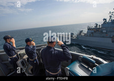 Schwarzes Meer (16. Oktober 2014) – CMdR Dennis Farrell, Kommandierender Offizier an Bord der Arleigh-Burke-Klasse geführte Flugkörper Zerstörer USS Cole (DDG-67) grüßt die Besatzung der türkischen Marine Barbaros-Klasse Fregatte TCG Salihreis (F 246) während einer Übung vorbei. Cole, in Norfolk, Virginia, Gridley führt Marinebetriebe in den USA 6. Flotte Bereich der Maßnahmen zur Erhöhung der Sicherheit der Vereinigten Staaten in Europa interessiert. Stockfoto