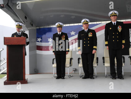 NAVAL STATION ROTA, Spanien (17. Oktober 2014) – CMdR Scott Jones, links, liest seine Aufträge während der USS Donald Cook (DDG-75) Änderung der Befehl Zeremonie, Okt. 17. Donald Cook ist die erste der vier Zerstörer der Arleigh-Burke-Klasse in Rota, Spanien, nach vorne bereitgestellt werden als Teil der der Präsident Europäische Phased Adaptive Ansatz (EPAA) zur Raketenabwehr in Europa. Stockfoto