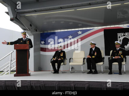 NAVAL STATION ROTA, Spanien (17. Oktober 2014) – CMdR Charles Hampton, links, spricht über seine Erwartungen an die Besatzung während der USS Donald Cook (DDG-75) Änderung der Befehl Zeremonie, Okt. 17. Donald Cook ist die erste der vier Zerstörer der Arleigh-Burke-Klasse in Rota, Spanien, nach vorne bereitgestellt werden als Teil der der Präsident Europäische Phased Adaptive Ansatz (EPAA) zur Raketenabwehr in Europa. Stockfoto