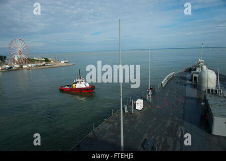 Schwarzes Meer (18. Oktober 2014) die US 6. Flotte Kommando- und Schiff USS Mount Whitney (LCC-20), beteiligt sich an ein Engagement mit Schiffen von der georgischen Küste unterwegs zu schützen. Mount Whitney, Gridley in Gaeta, Italien, arbeitet mit einer kombinierten Mannschaft von Matrosen und Military Sealift Command Staatsdienst Seeleute. Stockfoto