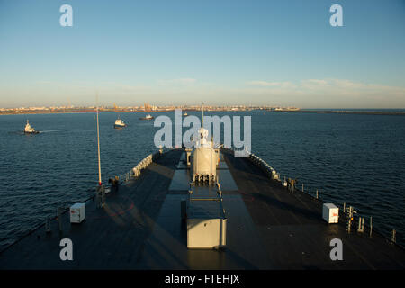 CONSTANTA, Rumänien (20. Oktober 2014) – die USA 6. Flottenkommando und Kontrolle Schiff USS Mount Whitney (LCC-20) zieht in den Hafen von Constanta, Rumänien. Mount Whitney ist Durchführung von Seeoperationen mit Verbündeten und regionalen Partnern in den USA 6. Flotte Tätigkeitsbereich um Sicherheit und Stabilität in Europa voranzubringen. Stockfoto