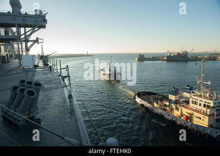 CONSTANTA, Rumänien (20. Oktober 2014) - die US 6. Flotte Kommando- und Schiff USS Mount Whitney (LCC-20) zieht in den Hafen von Constanta, Rumänien. Mount Whitney ist Durchführung von Seeoperationen mit Verbündeten und regionalen Partnern in den USA 6. Flotte Tätigkeitsbereich um Sicherheit und Stabilität in Europa voranzubringen. Stockfoto