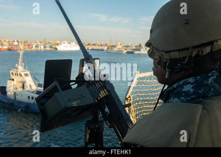 CONSTANTA, Rumänien (20. Oktober 2014) – Information Systeme Techniker Seemann Apprentice Anthony Dotson steht ein Schutz der Truppe zu sehen, an Bord der USA 6. Flottenkommando und Kontrolle Schiff USS Mount Whitney (LCC-20), wie das Schiff in den Hafen von Constanta, Rumänien zieht. Mount Whitney ist Durchführung von Seeoperationen mit Verbündeten und regionalen Partnern in den USA 6. Flotte Tätigkeitsbereich um Sicherheit und Stabilität in Europa voranzubringen. Stockfoto