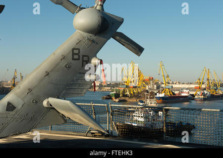 CONSTANTA, Rumänien (20. Oktober 2014) – die USA 6. Flottenkommando und Kontrolle Schiff USS Mount Whitney (LCC-20) zieht in den Hafen von Constanta, Rumänien. Mount Whitney ist Durchführung von Seeoperationen mit Verbündeten und regionalen Partnern in den USA 6. Flotte Tätigkeitsbereich um Sicherheit und Stabilität in Europa voranzubringen. Stockfoto