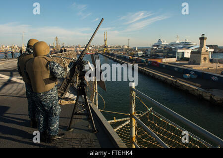 CONSTANTA, Rumänien (20. Oktober 2014) – Information Systeme Techniker Seemann Reggie Harvey (links) und Information Systems Technician 2. Klasse MJ Dimmick (rechts) Stand ein Schutz der Truppe zu sehen, an Bord der USA 6. Flottenkommando und Kontrolle Schiff USS Mount Whitney (LCC-20), wie das Schiff in den Hafen von Constanta, Rumänien zieht. Mount Whitney ist Durchführung von Seeoperationen mit Verbündeten und regionalen Partnern in den USA 6. Flotte Tätigkeitsbereich um Sicherheit und Stabilität in Europa voranzubringen. Stockfoto