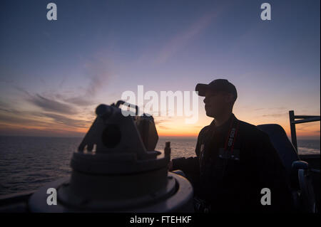 CONSTANTA, Rumänien (21. Oktober 2014) Seemann William Terry steht Steuerbord Suche an Bord der Arleigh-Burke-Klasse geführte Flugkörper Zerstörer USS Cole (DDG-67), beim Eintritt in Constanta, Rumänien für einen geplanten Hafen-Besuch. Cole, in Norfolk, Virginia, Gridley führt Marinebetriebe in den USA 6. Flotte Bereich der Maßnahmen zur Erhöhung der Sicherheit der Vereinigten Staaten in Europa interessiert. Stockfoto