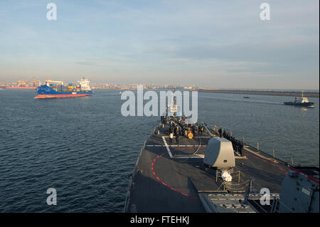 CONSTANTA, Rumänien (21. Oktober 2014) die Arleigh-Burke-Klasse geführte Flugkörper Zerstörer USS Cole (DDG-67) tritt in Constanta, Rumänien für einen geplanten Hafen-Besuch. Cole, in Norfolk, Virginia, Gridley führt Marinebetriebe in den USA 6. Flotte Bereich der Maßnahmen zur Erhöhung der Sicherheit der Vereinigten Staaten in Europa interessiert. Stockfoto