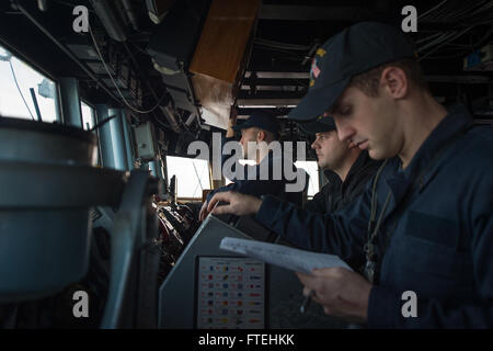 CONSTANTA, Rumänien (21. Oktober 2014) Lt. j.g. Bradley Robinson visuelle von eingehendem Händler an Bord der Arleigh-Burke-Klasse geführte Flugkörper Zerstörer USS Cole (DDG-67) behauptet, beim Eintritt in Constanta, Rumänien für ein geplanter Hafen besuchen. Cole, in Norfolk, Virginia, Gridley führt Marinebetriebe in den USA 6. Flotte Bereich der Maßnahmen zur Erhöhung der Sicherheit der Vereinigten Staaten in Europa interessiert. Stockfoto