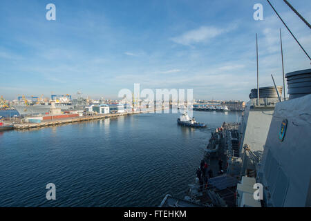 CONSTANTA, Rumänien (21. Oktober 2014) die Arleigh-Burke-Klasse geführte Flugkörper Zerstörer USS Cole (DDG-67) wird vom Schlepper unterstützt, da es neben einem Pier in Constanta, Rumänien für einen Besuch der geplanten Hafen manövriert. Cole, in Norfolk, Virginia, Gridley führt Marinebetriebe in den USA 6. Flotte Bereich der Maßnahmen zur Erhöhung der Sicherheit der Vereinigten Staaten in Europa interessiert. Stockfoto