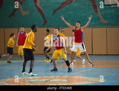 CONSTANTA, Rumänien (21. Oktober 2014)) - US Navy Matrosen in die USA zugewiesen 6. Flotte Kommando- und Schiff, die USS Mount Whitney (LCC-20) treten Sie gegen die rumänische Marine-Akademie in einem Basketball-Spiel. Mount Whitney führt Marinebetriebe in den USA 6. Flotte Bereich der Maßnahmen zur Erhöhung der Sicherheit der Vereinigten Staaten in Europa interessiert. Stockfoto