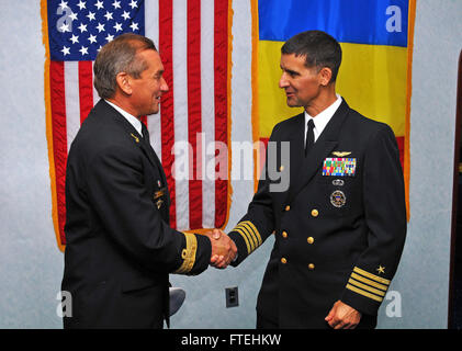 CONSTANTA, Rumänien (21. Oktober 2014) Captain Mark Colombo, Kommandierender Offizier der US 6. Flotte Kommando- und Schiff USS Mount Whitney (LCC-20), begrüßt Capt Tiberiu Chodan, Rumänisch Fleet Commander, zu einem Mittagessen an Bord das Flaggschiff. Mount Whitney, Gridley in Gaeta, Italien, arbeitet mit einer kombinierten Mannschaft von Matrosen und Military Sealift Command Staatsdienst Seeleute. Stockfoto