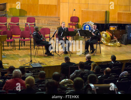 CONSTANTA, Rumänien (21. Oktober 2014) - die US Naval Forces Europa Band Holzbläser Trio während eines Gemeindeprojektes Beziehungen im Colegiul National de Arte Regina Maria durchführt. Mount Whitney führt Marinebetriebe in den USA 6. Flotte Bereich der Maßnahmen zur Erhöhung der Sicherheit der Vereinigten Staaten in Europa interessiert. Stockfoto