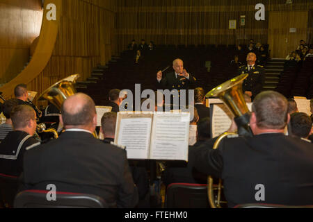 CONSTANTA, Rumänien (21. Oktober 2014) - die US Naval Forces Europa Band probt mit der rumänischen Marine Band für ein gemeinsames Konzert am Colegiul National de Arte Regina Maria. Mount Whitney führt Marinebetriebe in den USA 6. Flotte Bereich der Maßnahmen zur Erhöhung der Sicherheit der Vereinigten Staaten in Europa interessiert. Stockfoto