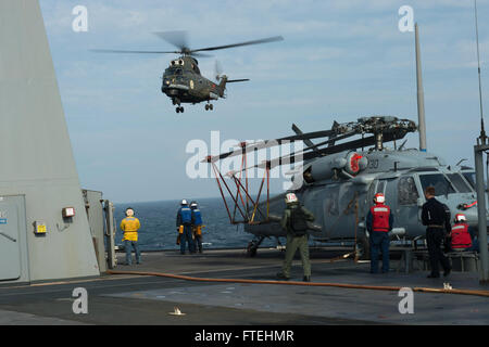 Schwarzes Meer (23. Oktober 2014) – A rumänische Marine IAR-330 mittlere Hubschrauber Flugbetrieb an Bord führt die USA 6. Flotte-Befehl und Kontrolle Schiff Mount Whitney (LCC-20) während ein bilaterales Abkommen im Gange Engagement mit der rumänischen Marine. Mount Whitney ist Durchführung von Seeoperationen mit Verbündeten und Partnern in den USA 6. Flotte Tätigkeitsbereich um Sicherheit und Stabilität in Europa voranzubringen. Stockfoto