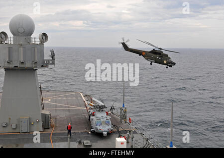 Schwarzes Meer (23. Oktober 2014) - eine rumänische Marine IAR-330 mittlerer Transporthubschrauber führt Flugbetrieb an Bord den USA 6. Flottenkommando und Kontrolle Schiff USS Mount Whitney (LCC-20) während ein bilaterales Abkommen im Gange Engagement. Mount Whitney ist Durchführung von Seeoperationen mit Verbündeten und Partnern in den USA 6. Flotte Tätigkeitsbereich um Sicherheit und Stabilität in Europa voranzubringen. Stockfoto