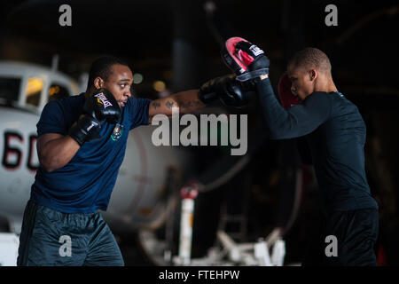 Luftfahrt Boatswain's Mate (Handling) 3rd Class Marcelleus Banks und Aviation Boatswain's Mate (Handling) Airman Daquiri Hinespippins sind abgebildet, die Flugzeuge an Bord der USS George H.W. Bush (CVN 77) im Mittelmeer abfertigen. Die Fluggesellschaft unterstützt die nationalen Sicherheitsinteressen der USA in Europa, während sie Marineoperationen im Einsatzgebiet der 6. US-Flotte durchführt. Stockfoto